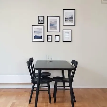 Spacious, Modern Apartment, Central Location, 3br *