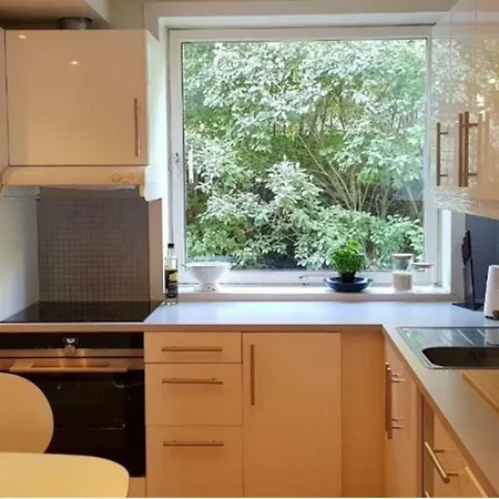 Spacious, Modern Apartment, Central Location, 3br